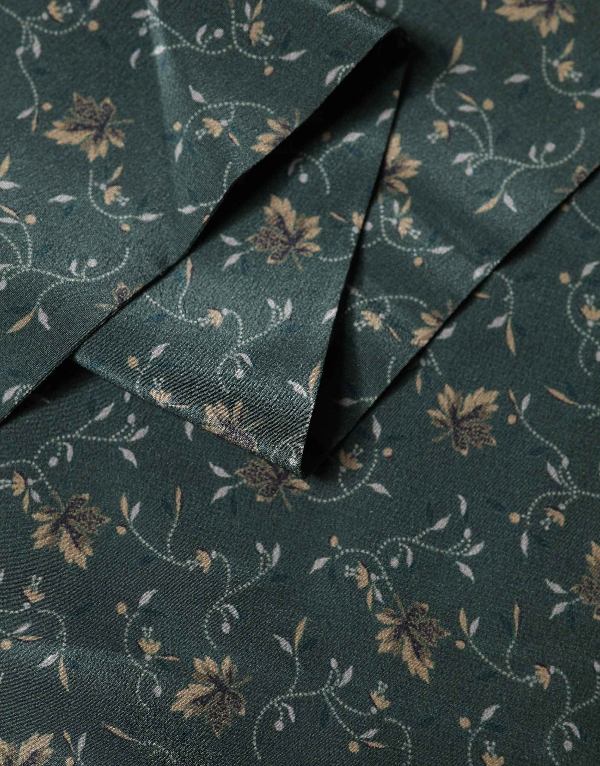 Dolce & Gabbana Green Silk Floral Pattern Fringed 135cm X 16cm Scarf