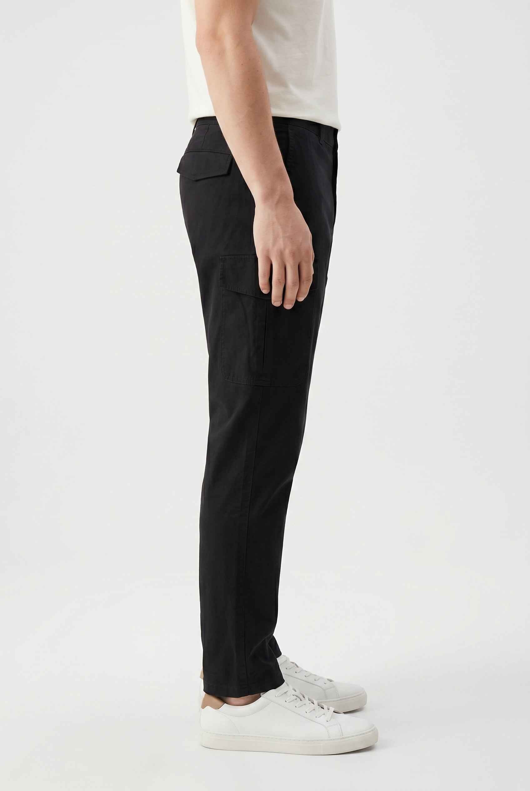 BRUNELLO CUCINELLI MEN'S BLACK COTTON CARGO TROUSERS