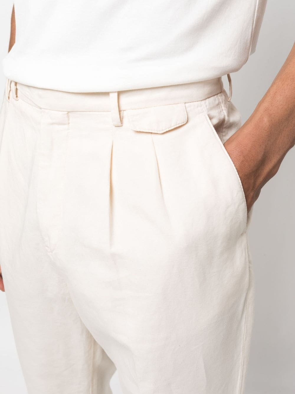 BRUNELLO CUCINELLI MEN'S OFF-WHITE PLEATED TROUSERS WITH CUFFS